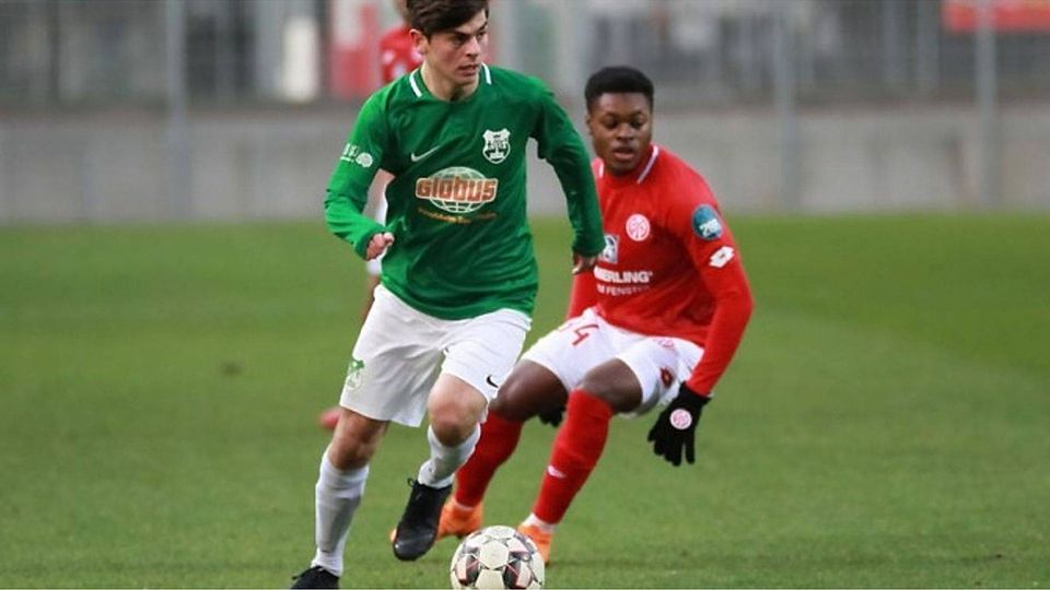 Es läuft bei Arlind Hoti. Der 19-Jährige spielt sein erstes Verbandsligajahr. Auch im Testspiel gegen die Mainzer Profis durfte der Mittelfeldspieler ran. F: Wolff