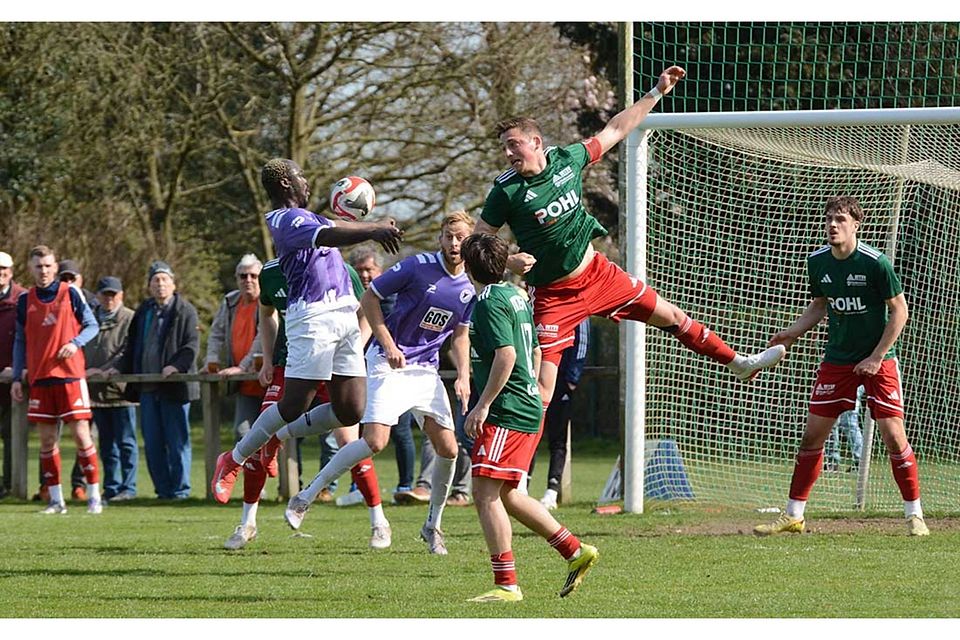 Moshood Adesanya (VfR) gegen Henrik Schnoor (MTSV).