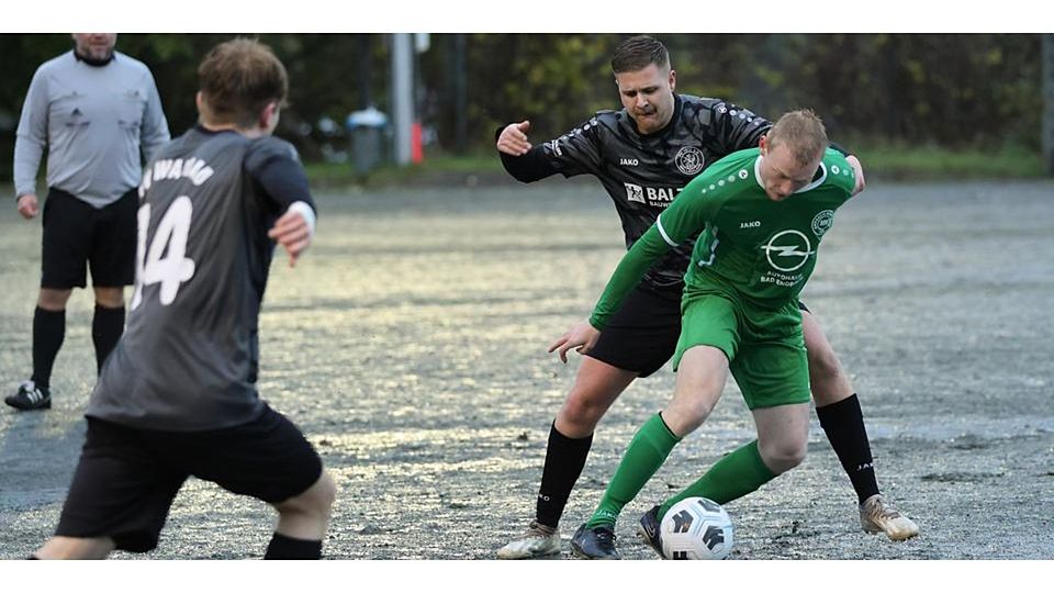 Mit einer Drehung versucht Endbach/Günterods David Heuser (re.) dem Wallauer Johannes Stark zu entkommen, Jonas Schmidt (Nr. 14) will auch noch mitmischen. 1:0 setzte sich der SSV gegen den FV durch. Mit einer Drehung versucht Endbach/Günterods David Heuser (re.) dem Wallauer Johannes Stark zu entkommen, Jonas Schmidt (Nr. 14) will auch noch mitmischen. 1:0 setzte sich der SSV gegen den FV durch. © Jens Schmidt