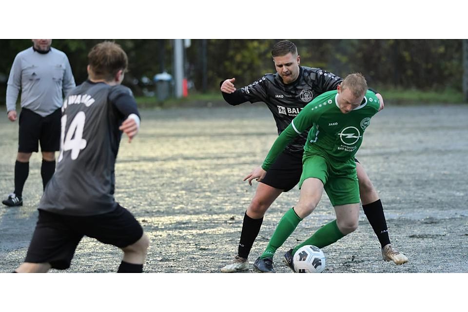 Mit einer Drehung versucht Endbach/Günterods David Heuser (re.) dem Wallauer Johannes Stark zu entkommen, Jonas Schmidt (Nr. 14) will auch noch mitmischen. 1:0 setzte sich der SSV gegen den FV durch. Mit einer Drehung versucht Endbach/Günterods David Heuser (re.) dem Wallauer Johannes Stark zu entkommen, Jonas Schmidt (Nr. 14) will auch noch mitmischen. 1:0 setzte sich der SSV gegen den FV durch. © Jens Schmidt