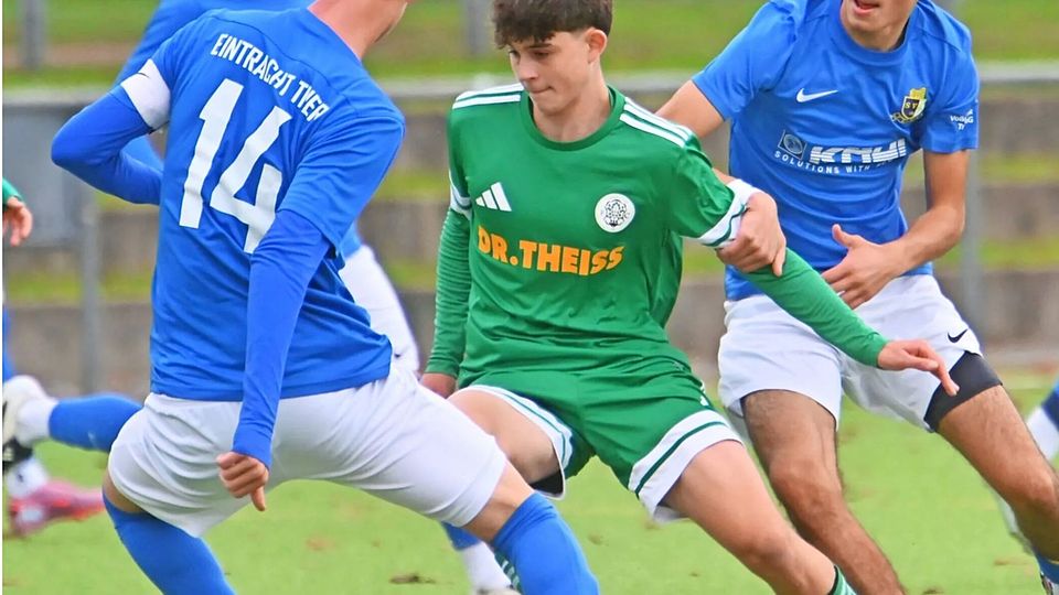 Harter Kampf: Die Trierer Lias Weiland (links) und Nikla Billen (rechts) bedrängen den Homburger Tilman Buech. 