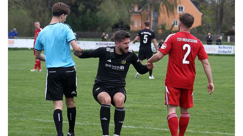 Auf die Beine... Schiedsrichter Aurel Hoxha und der Indersdorfer Lukas Herzberg helfen dem gestürzten Niederrother Mateo Velic auf.