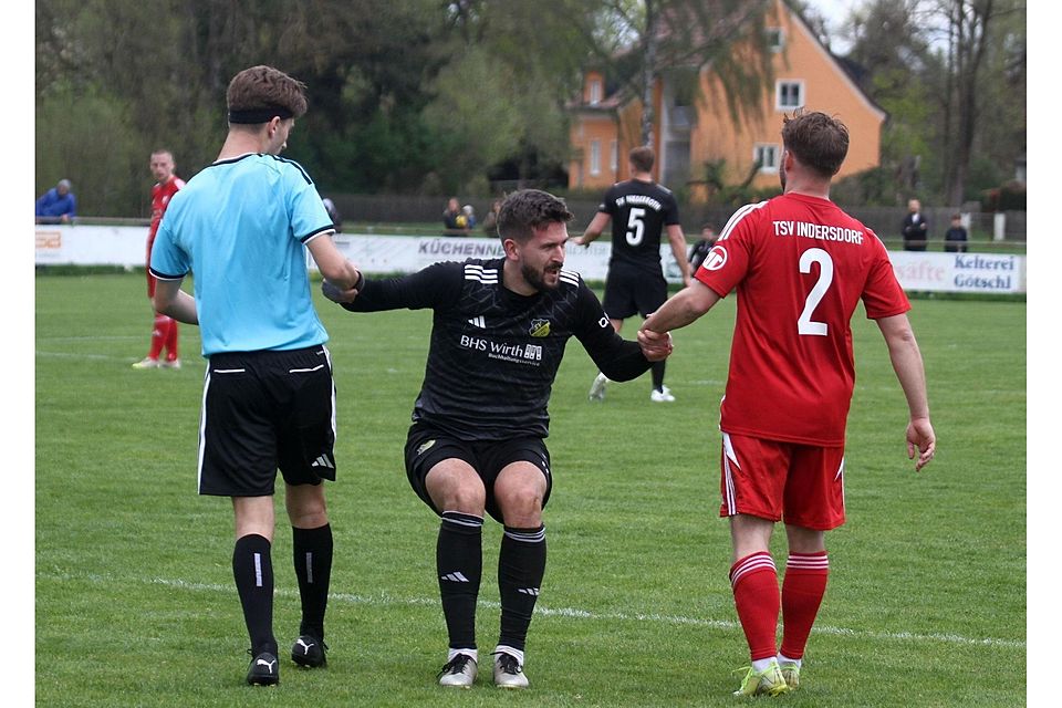 Auf die Beine... Schiedsrichter Aurel Hoxha und der Indersdorfer Lukas Herzberg helfen dem gestürzten Niederrother Mateo Velic auf.