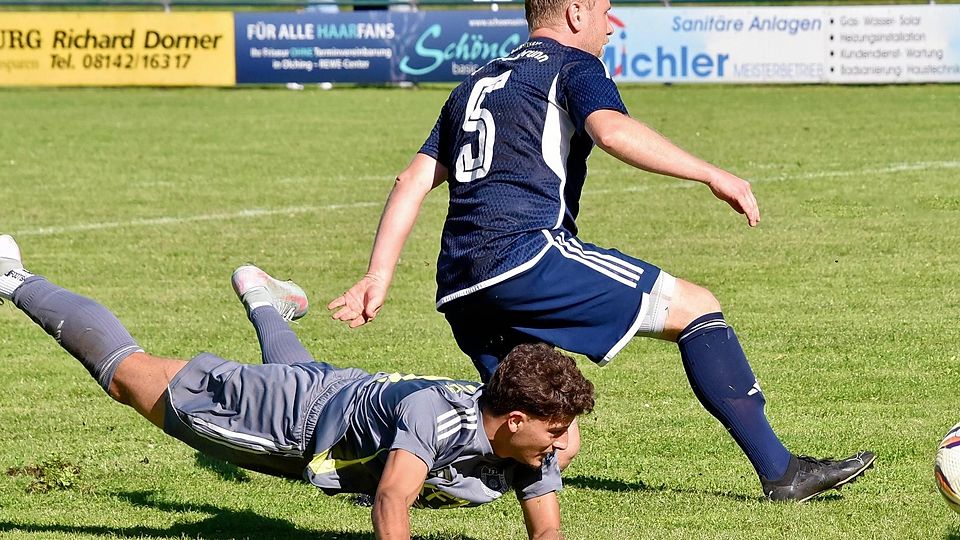 Geiselbullachs Lukas Schumann (in Grau) im Spiel gegen die SF Breitbrunn (in Blau).