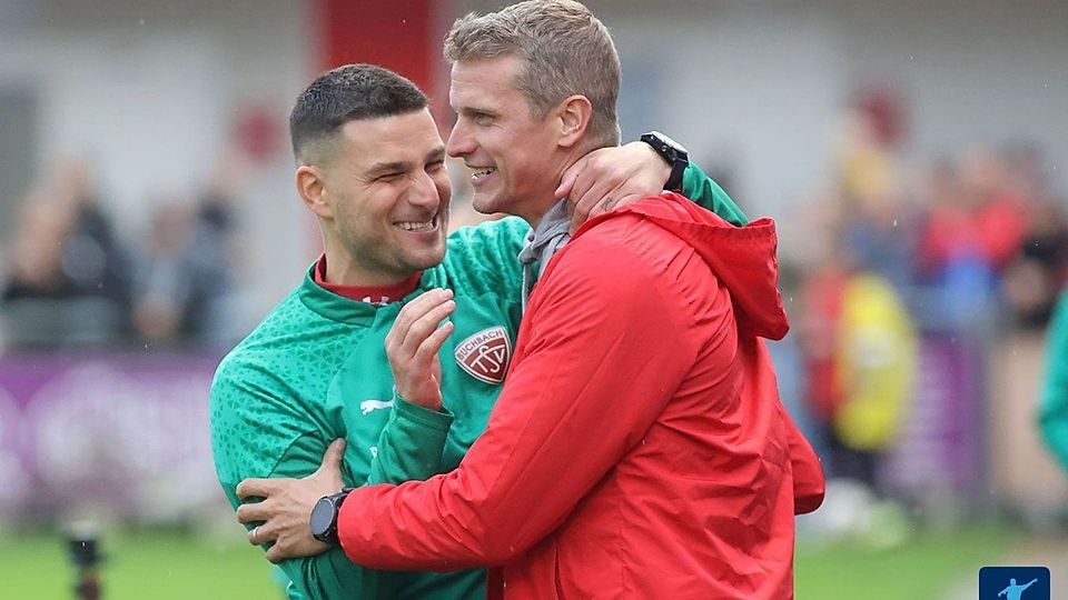 Mit seiner Art kam er in der Regionalliga Bayern an: Aleksandro Petrovic (li., hier mit Burghausens Lars Bender) hinterlässt nicht nur in Buchbach eine Lücke.