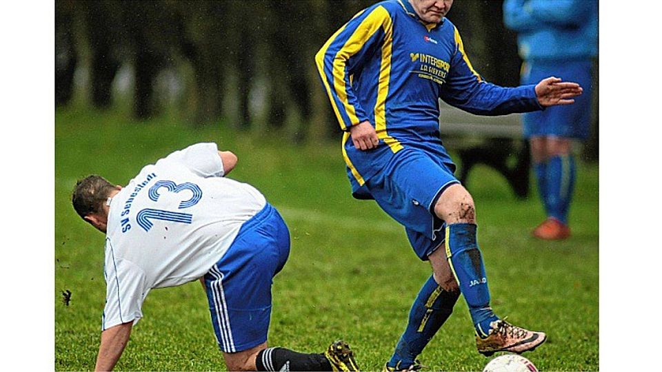 Obwohl Schiedsrichterin Birgitta Bargmann den Platz für unbespielbar erklärte, testeten Sehestedt und Surendorf über 60 Minuten.dve