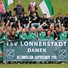 Nach der Partie in der Fränkischen Schweiz brachen alle Dämme: Die Lonnerstadterinnen feierten den Meistertitel und den damit verbundenen Aufstieg in die Bezirksliga frenetisch (Foto: privat).