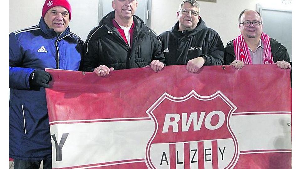 Rainer Scheuer (von links), der neue Trainer Roland Klein, Holger Dietrich und Mario Petzold arbeiten Hand in Hand an der sportlichen Zukunft von RWO Alzey.	Foto: Axel Schmitz/pakalski-press