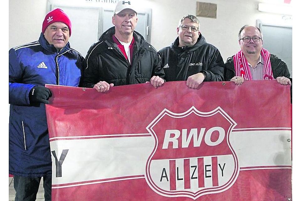 Rainer Scheuer (von links), der neue Trainer Roland Klein, Holger Dietrich und Mario Petzold arbeiten Hand in Hand an der sportlichen Zukunft von RWO Alzey.	Foto: Axel Schmitz/pakalski-press