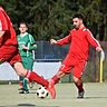 Archivszene aus dem Spiel TuS Haste 01 - SV Kosova Osnabrück (rotes Trikot) Foto: Nico-Andreas Paetzel