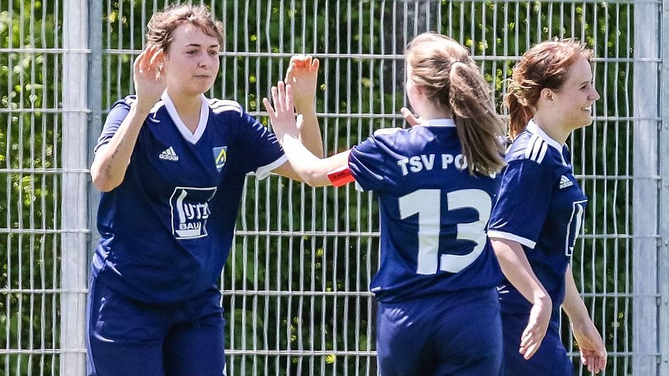 Freude über den ersten Saisonsieg bei Poings Fußballerinnen um Josefine Schulz, Felizitas Scherzl und Mona Schädel. cr