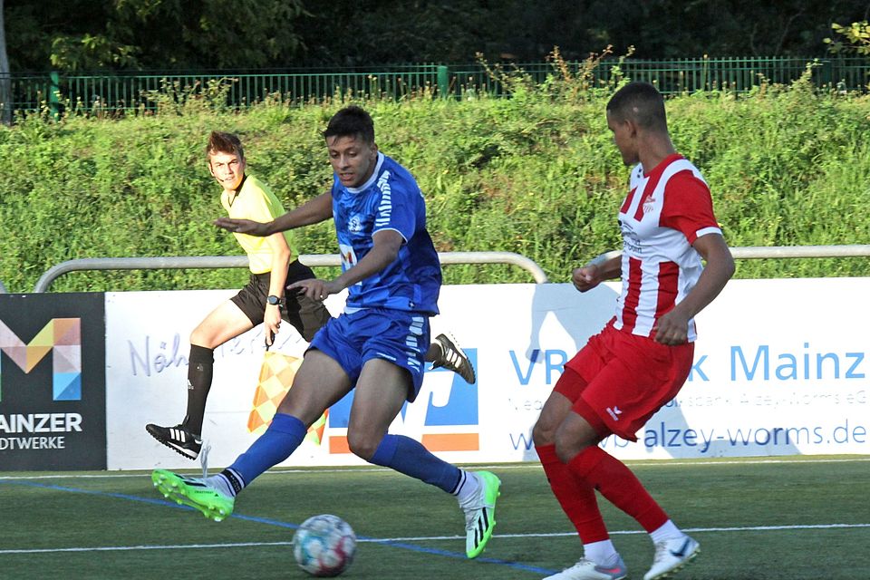 Er gehört zu den Torjägern, die das attraktive Spiel des SV Gonsenheim veredeln: Abdellatif El Mahaoui (blaues Trikot) hat schon elf Saisontreffer für den Oberligisten erzielt.    