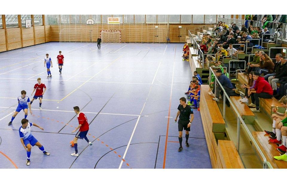 Zahlreiche Zuschauer unterstützten die Nachwuchsfußballer am Wochenende in der Landkreis-Sporthalle in Hausham. Den Auftakt des Turnierreigens machten die B-Junioren der JFG Miesbacher Oberland (in Rot). Andreas Leder