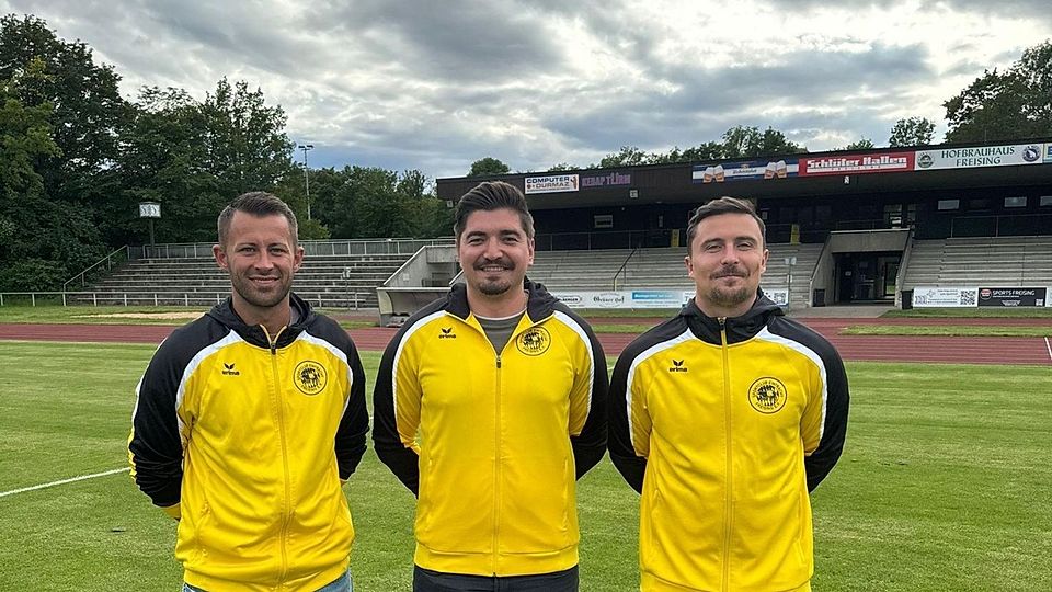 Das neue Trainerteam des SE Freising: Chefcoach Alexander Schmidbauer (M.) mit seinen spielenden Co-Trainern Stephan König (l.) und Alexander Mrowczynski.