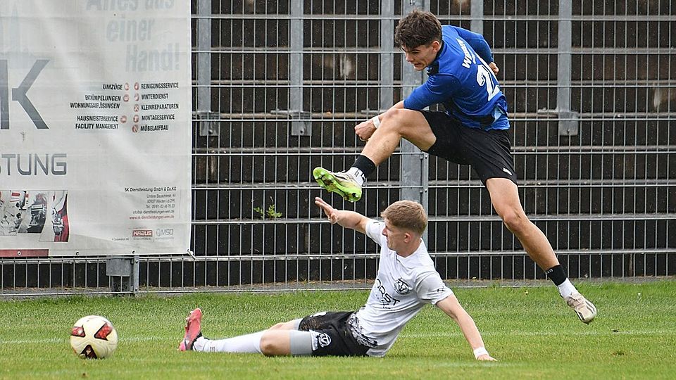 Moritz Hügel von der SpVgg SV Weiden II zieht ab: Die Wasserwerkler feierten gegen Nabburg den zehnten Sieg in Serie!