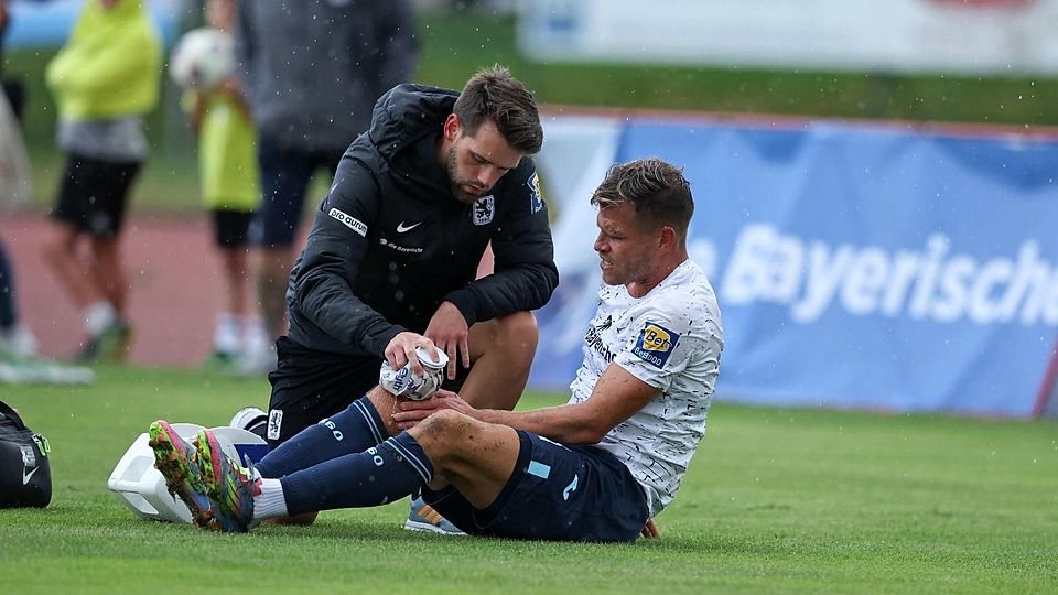 Eis aufs Knie beim verletzten 1860-Angreifer Florian Niederlechner.