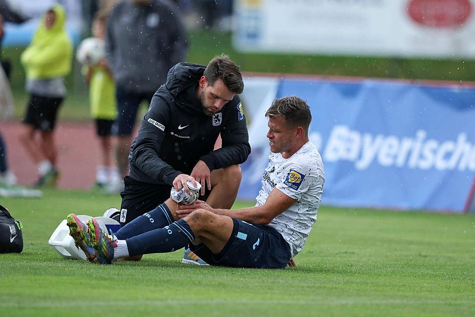 Eis aufs Knie beim verletzten 1860-Angreifer Florian Niederlechner.