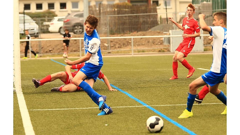 Die D-Junioren vom TSV Gau-Odernheim (blau) müssen endlich wieder mal punkten. F: Wolff