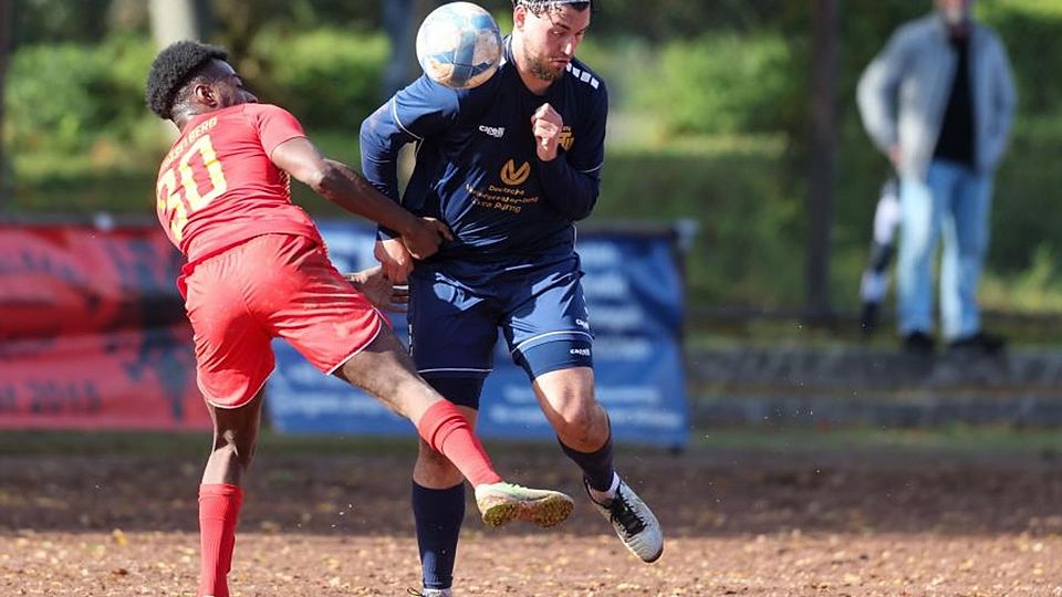 Umkämpftes Hartplatz-Duell: Michael Parker vom SC Gräselberg im Zweikampf mit Abdullah Kasilmis von der siegreichen Freien Turnerschaft.	Foto: Frank Heinen