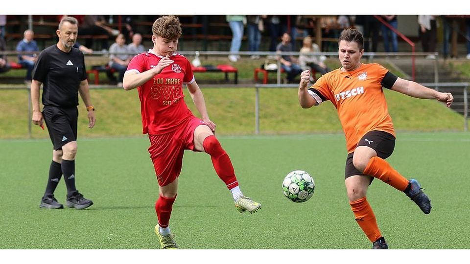 Eisemroths Doppeltorschütze Jakob Peipert (li) und Denis Seldenreich von Frohnhausen II im Kampf um den Ball. Der SV siegt vor 120 Zuschauern 4:0 gegen die SSV-Reserve. © Lorenz Pietzsch