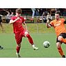 Eisemroths Doppeltorschütze Jakob Peipert (li) und Denis Seldenreich von Frohnhausen II im Kampf um den Ball. Der SV siegt vor 120 Zuschauern 4:0 gegen die SSV-Reserve. © Lorenz Pietzsch
