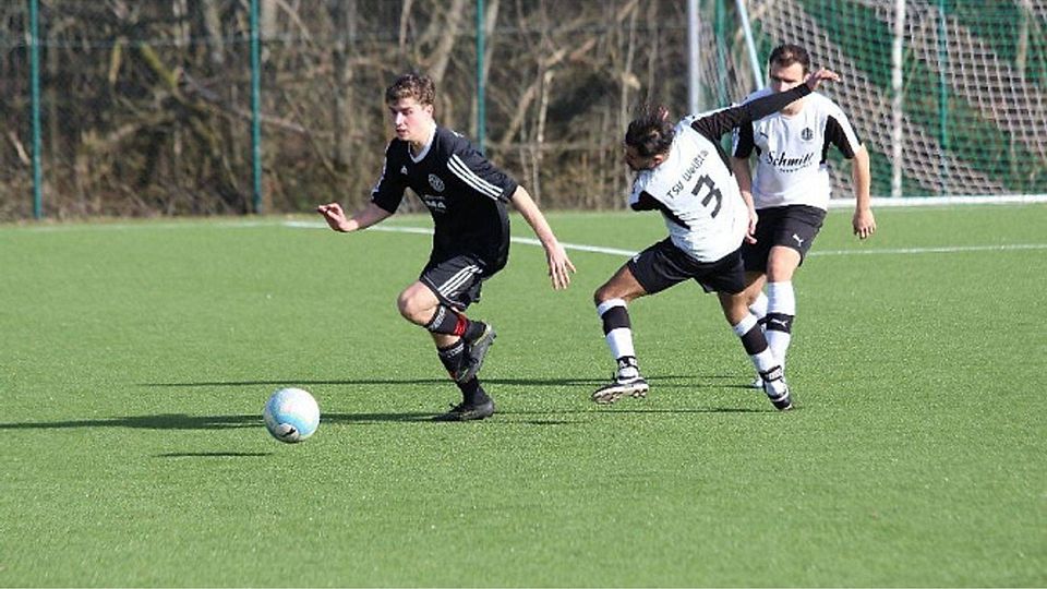 Manuel Zedler (in schwarz) von der JSG Gosenbach/TSV Siegen hat es in die Elf der Woche der A-Junioren A-Kreisliga geschafft. Archivfoto: Pascal Mlyniec