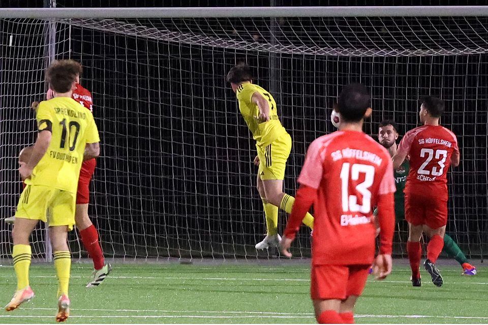 Das 1:0 für Dudenhofen: Albert Jungblut köpft nach einer Flanke ins Tor.