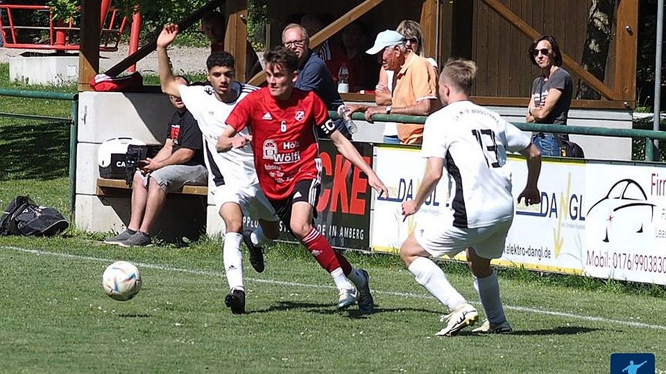 Mit einem überraschenden 2:1-Sieg bei Meister DJK Ursensollen (in Rot-Schwarz) sicherte sich die Reserve des SV Inter Bergsteig (in Weiß) noch die Teilnahme an der Relegation.
