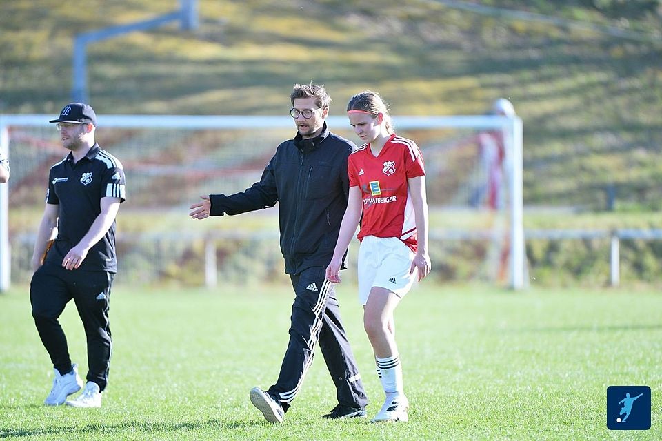 Florian Spiller (Mitte) geht in seine zweite Saison als Ruderting-Trainer.