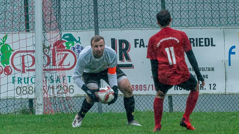 Angriff erfolgreich gestoppt: Pähls Torwart Alexander Schmid hat den Ball vor Hohenpeißenbergs Florian Goldbrunner sicher. Sein Team verliert trotzdem 0:3.