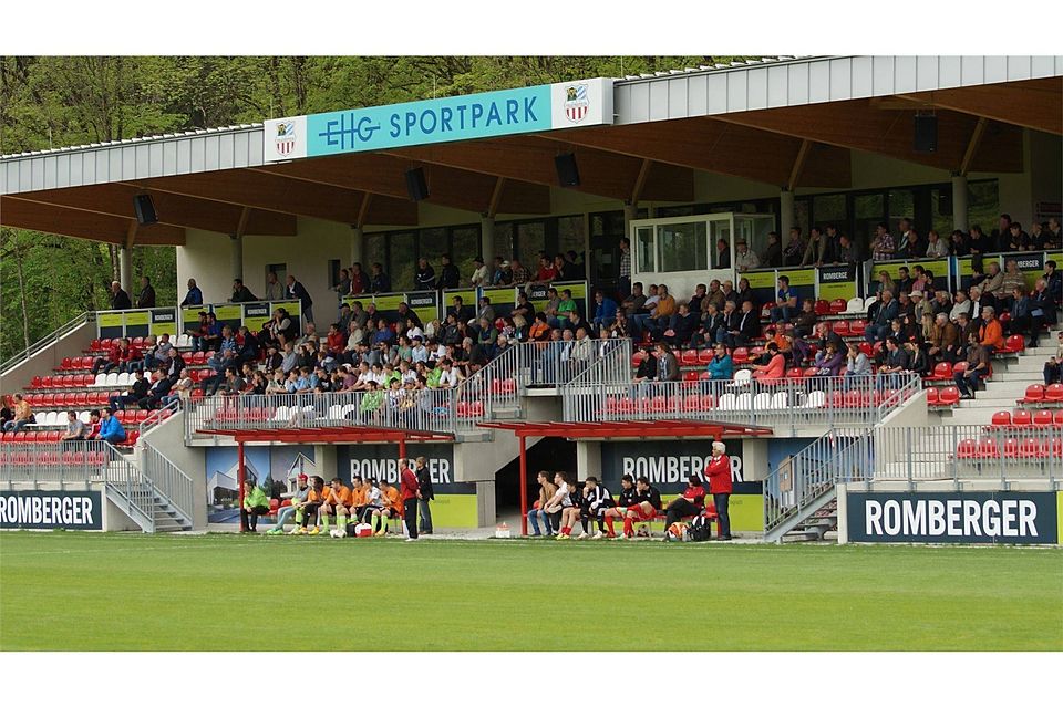 800 Zuschauer verfolgten die Spitzenpartie in Traunstein, wo der FC Miesbach zu Gast war.F: Hundseder