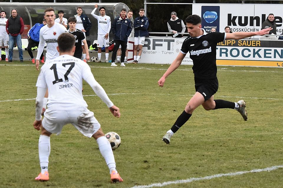 Der Joker trifft: In der Nachspielzeit sorgt Schwabmünchens Muhammed Emirzeoglu (rechts) für den Ausgleich gegen Pfaffenhofen.