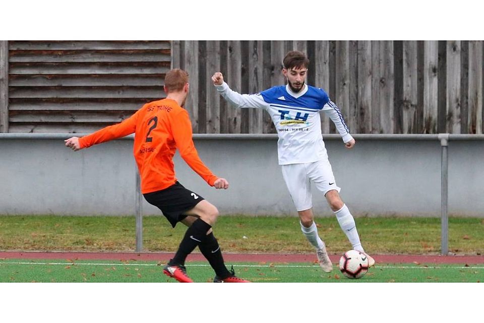 Adrian Weppler (rechts) und der SV Hattendorf kassierten trotz einer 2:0-Führung beim Kurdischen FC Gießen die nächste Niederlage. Archivfoto: Luca Raab 