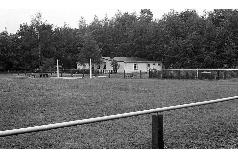 Aus besseren Zeiten Das bewohnte Minerva-Sportheim an der Hamburger Chaussee 344 im Jahre 1971. Der Platz bekommt neue Tore.