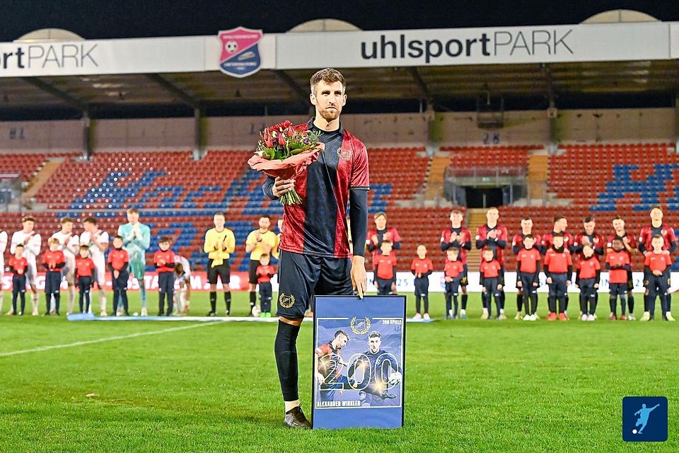 Erfolgreiches Jubiläum: Alex Winkler wurde vorm Anpfiff für 200 Einsätze im Hachinger Trikot geehrt. Der Defensivspezialist durfte sich am Ende über einen 1:0-Sieg freuen.