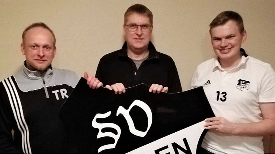 Freuen sich auf die künftige Zusammenarbeit beim SV Ippensen (von links): Co-Trainer Alexander Streu, der neue Chefcoach Holger Dzösch und Fußballobmann Matthias Kaiser.