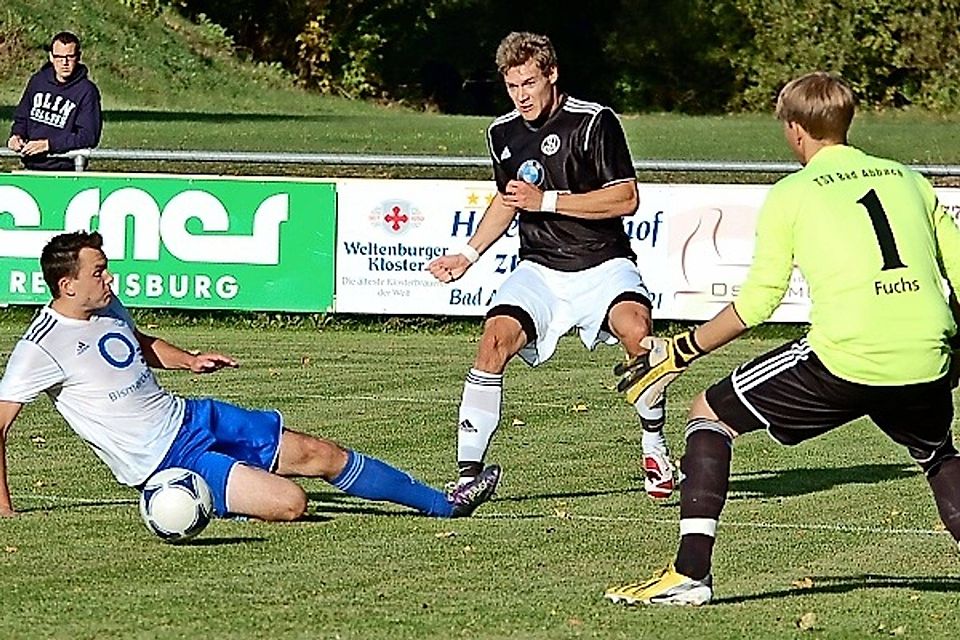 Der TSV Bad Abbach (blau-weiß, hier am 3. Oktober im Spiel gegen die SpVgg Landshut) will sich auf dem vierten Tabellenrang festsetzen.  Foto: Stöcker/Archiv