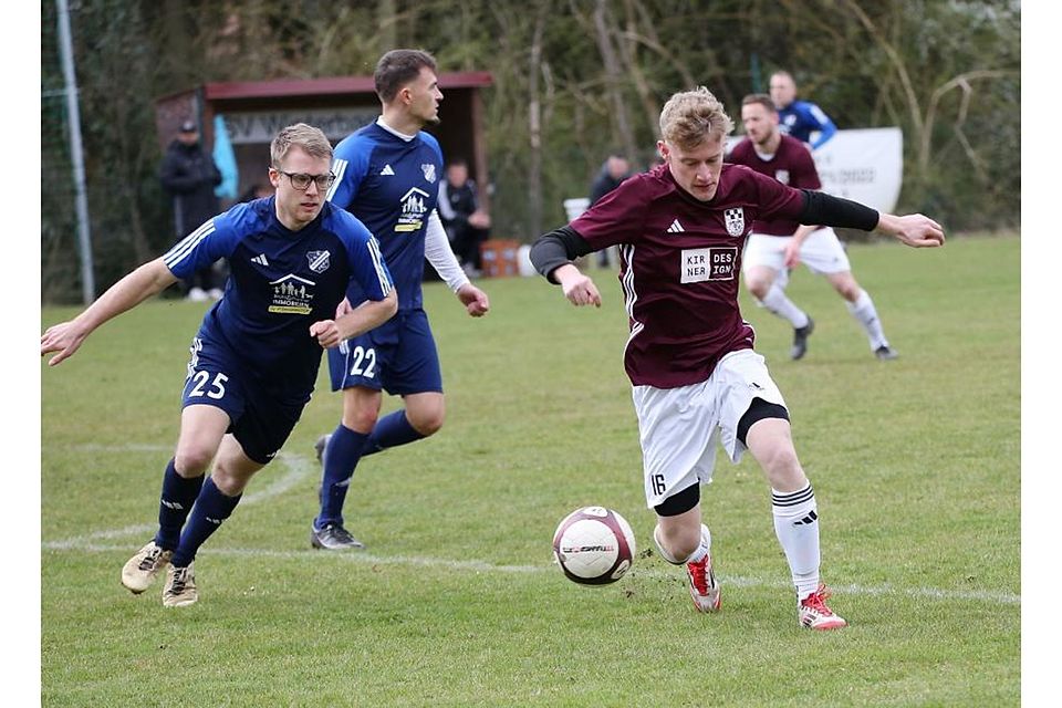 Winterbachs Doppeltorschütze Maximilian Stumm (rot) kommt gegen TuS-Kicker Matthias Lahm zum Abschluss.	Foto: Edgar Daudistel