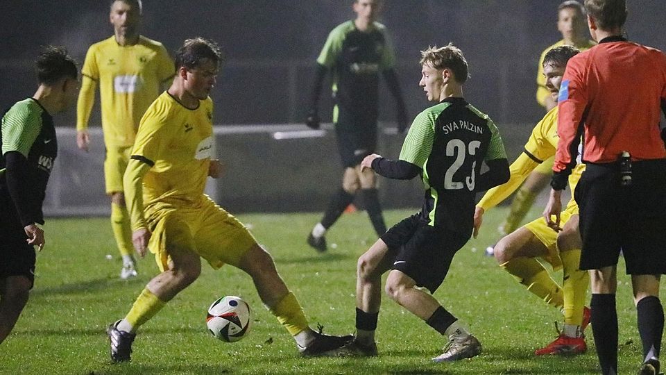 Ein Duell auf Augenhöhe war das Bezirksliga-Derby zwischen dem SE Freising (gelbe Trikots) und dem SVA Palzing (grüne Dressen). Das Unentschieden war am Ende leistungsgerecht.