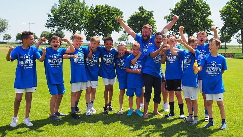 Die E-Junioren des SV Horchheim feiern ihre Meisterschaft mit den passenden Meister-Shirts.	