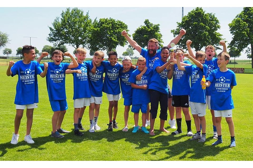 Die E-Junioren des SV Horchheim feiern ihre Meisterschaft mit den passenden Meister-Shirts.	