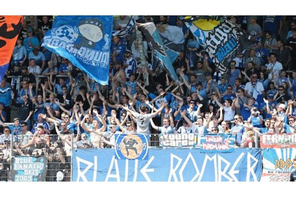 Ob die Fans der Blauen auch in der Relegation etwas zu feiern haben werden? Pressefoto Baumann