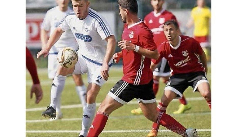 In Höhe der Mittellinie kann Bübingens Patrick Jantzen (Mitte) trotz zweifacher Köllerbacher Bewachung den Ball unter Kontrolle bringen. Foto: Wieck