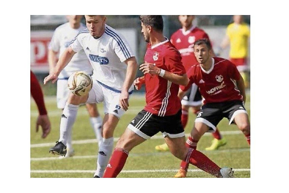 In Höhe der Mittellinie kann Bübingens Patrick Jantzen (Mitte) trotz zweifacher Köllerbacher Bewachung den Ball unter Kontrolle bringen. Foto: Wieck