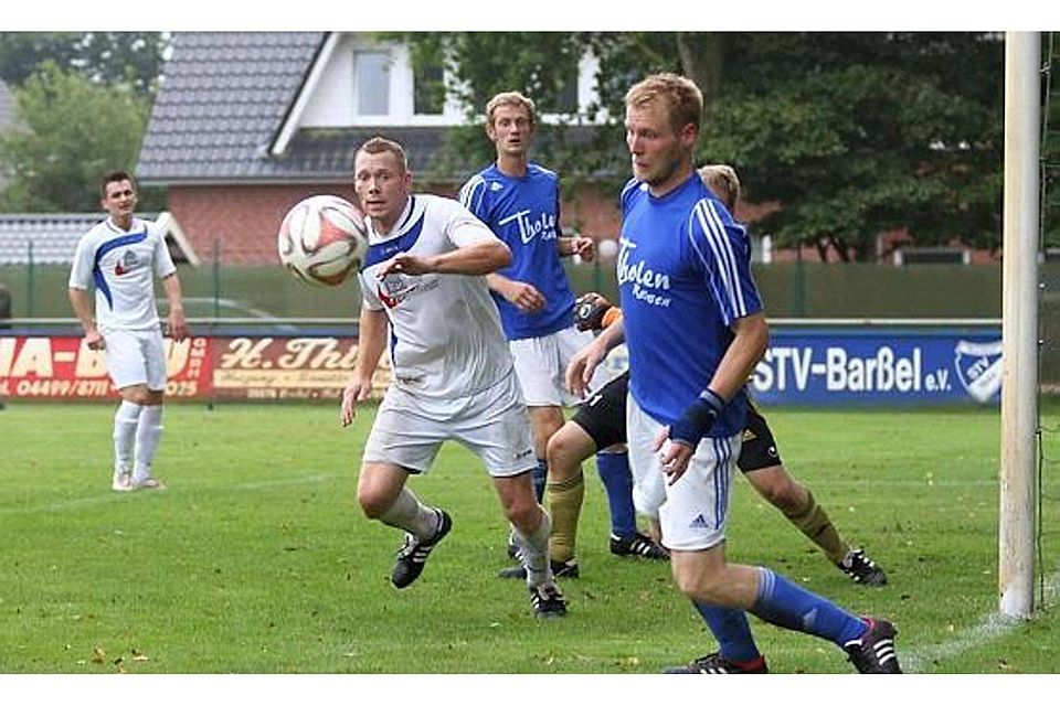 Die Fußballer des  SV Altenoythe (blaue Trikots, hier im Spiel beim STV Barßel) Volkhard Patten