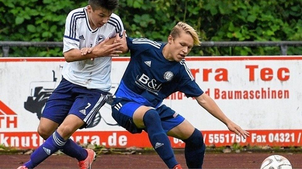 Nortorfs Mattes Scheibenflug (rechts) setzt hier alles daran, dass Kevin Kulka vom VfR nicht ans Leder gelangt.Sell