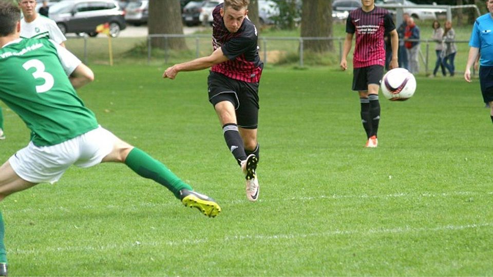 Schussgewaltiger Erfolgsgarant: Hattendorfs Offensivmann Manuel Merle (links) führt mit bislang 15 Saisontoren nicht nur die interne Torschützenliste des SV an, sondern steht auch an erster Stelle der A-Liga-Liste.