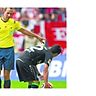 Da geht's lang: In der Fußball-Bundesliga steht Sascha Stegemann als Schiedsrichter seinen Mann. FOTO: DPA