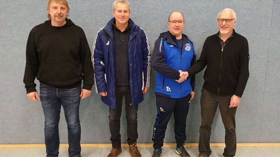 von links: Gerald Hilfers (Fussballvorstand), Stephan Gerdes (Betreuer), Norbert Westhuis-Platje, Mannes Engbers (Fussballvorstand)