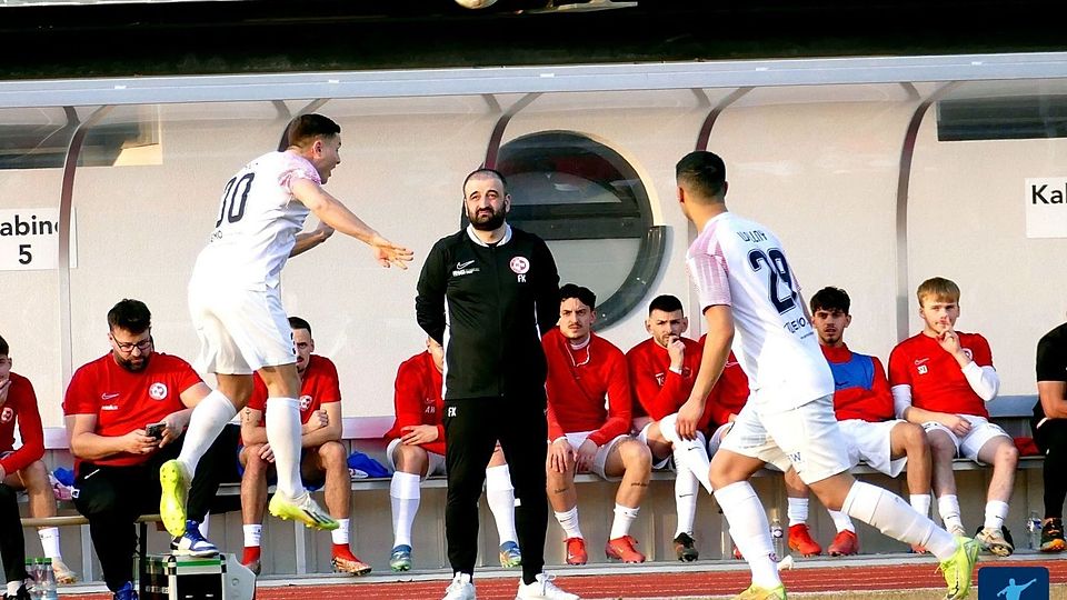 Rot-Weiss Wittlichs neuer Trainer Fahrudin Kuduzovic (Mitte) musste eine 0:1-Niederlage seiner Mannschaft beim Ahrweiler BC mitansehen.